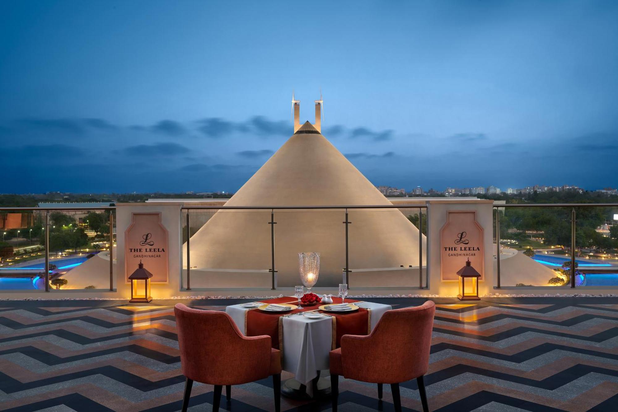 The Leela Gandhinagar Hotel Buitenkant foto