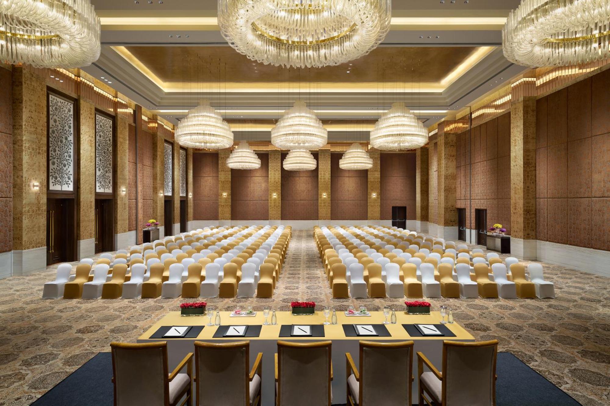 The Leela Gandhinagar Hotel Buitenkant foto