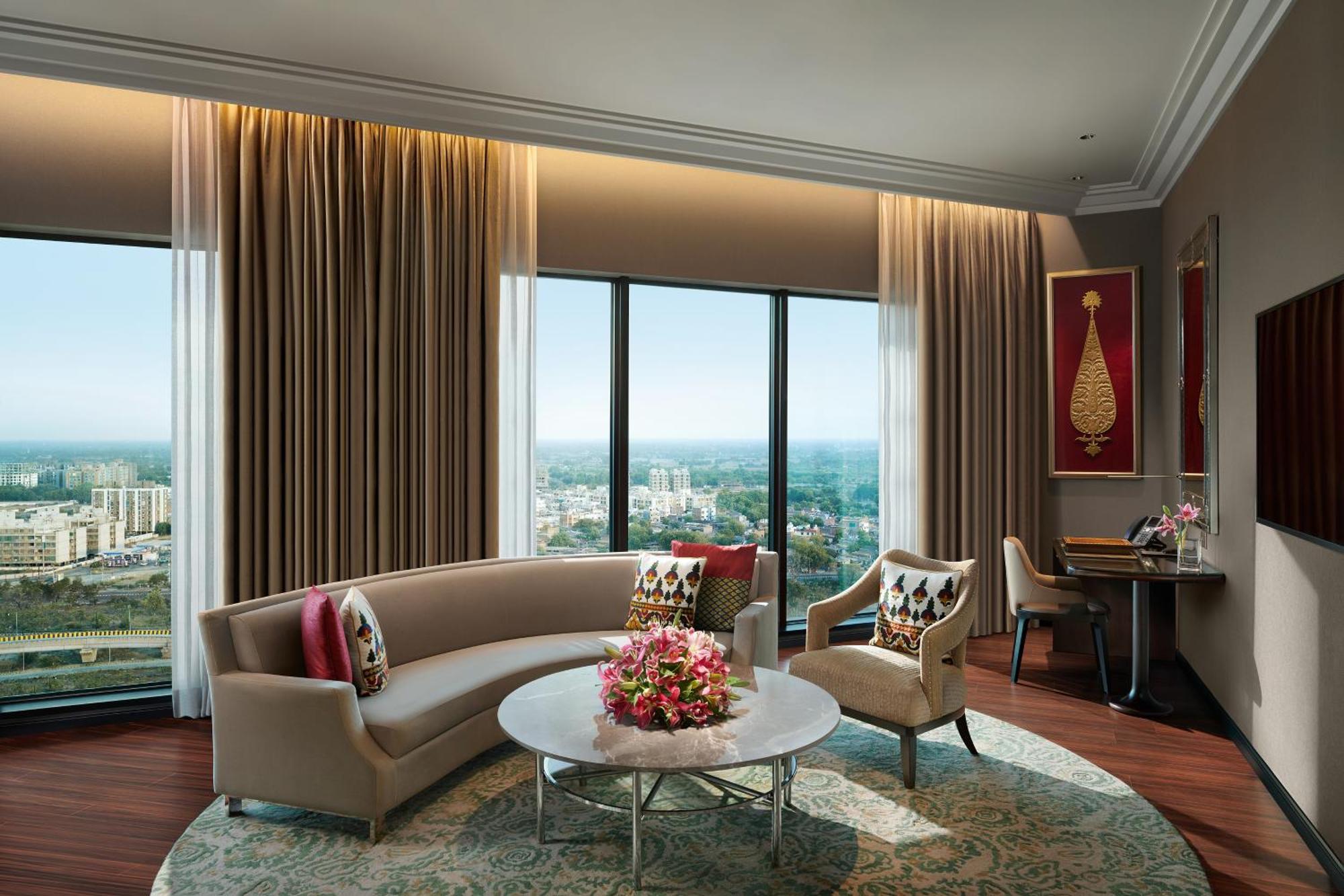 The Leela Gandhinagar Hotel Buitenkant foto